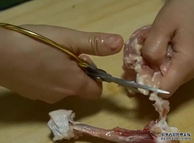 雞腿的新吃法，不蒸不煮不烤，不用一滴油，外香內(nèi)酥太好吃了