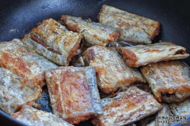 煎帶魚時，有人裹面粉，有人裹淀粉，大廚：都不對，教你最香做法