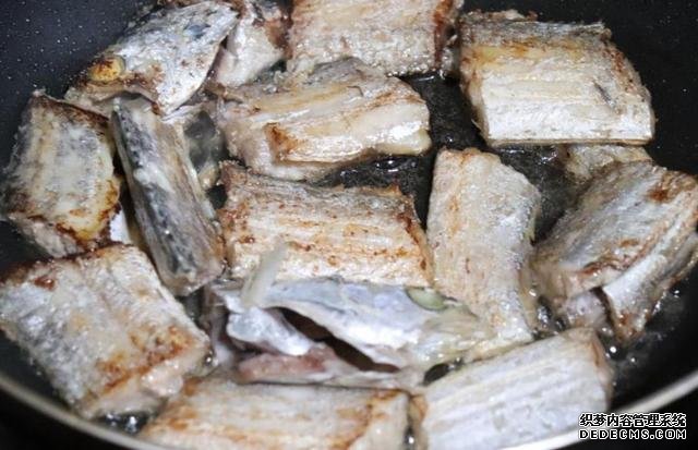 煎帶魚時，有人裹面粉，有人裹淀粉，大廚：都不對，教你最香做法