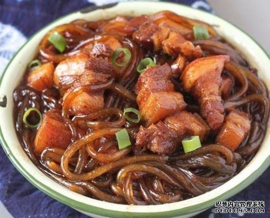 這道東北菜，堪稱燉菜中的經(jīng)典，天冷了吃一鍋，渾身舒坦