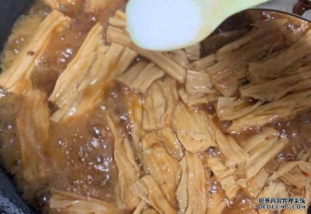腐竹這么做，比肉還好吃，鮮香美味超下飯，必備家常菜
