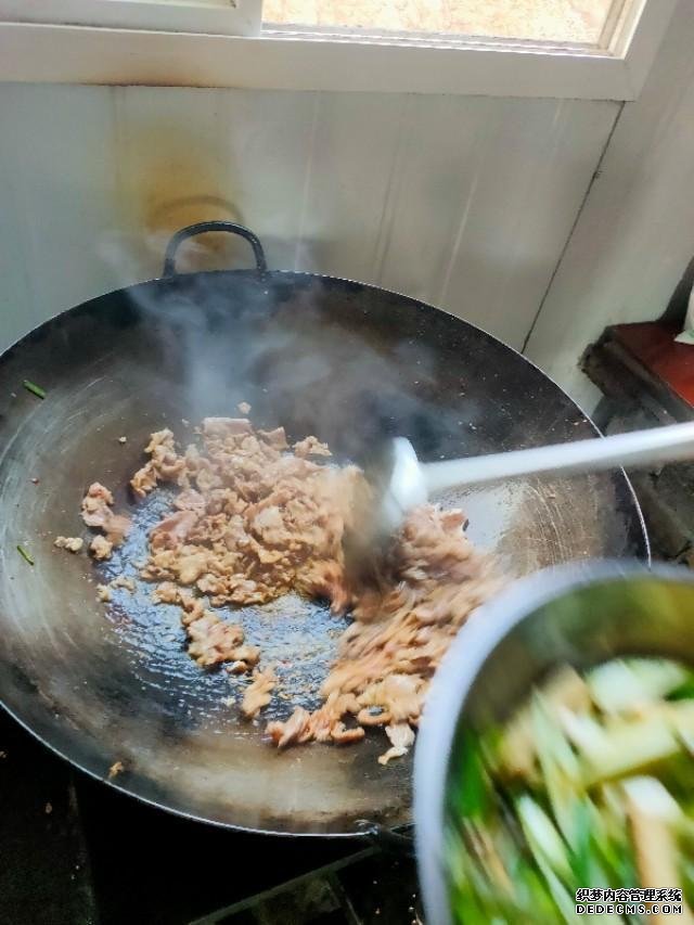 工地農(nóng)民工，必備的下飯菜，安逸