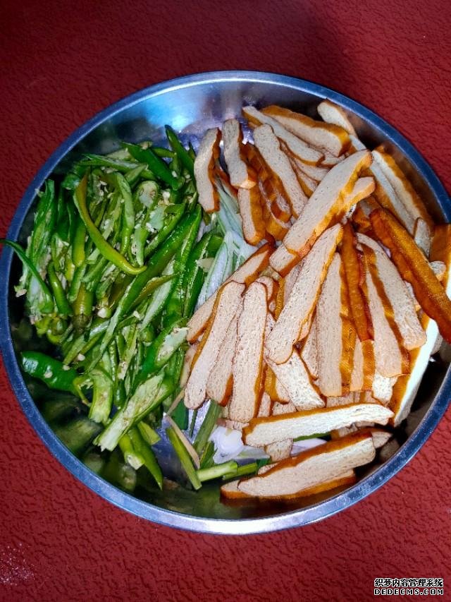 工地農(nóng)民工，必備的下飯菜，安逸