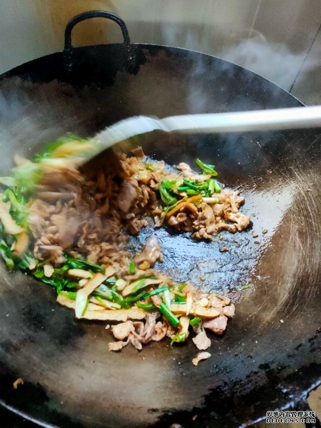 工地農(nóng)民工，必備的下飯菜，安逸