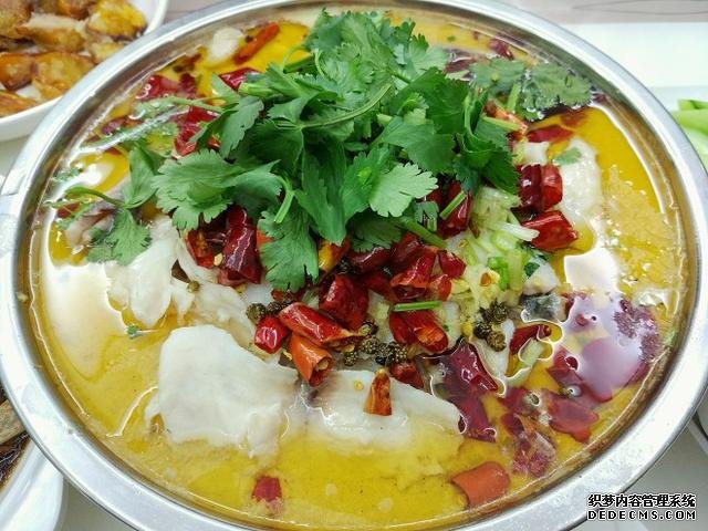 同學聚會點了9個菜，滿滿家鄉(xiāng)記憶，每道都搶手，女生也能吃3碗飯