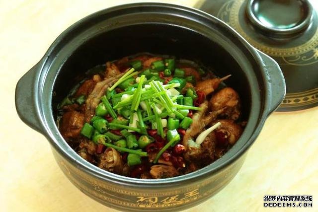 同學聚會點了9個菜，滿滿家鄉(xiāng)記憶，每道都搶手，女生也能吃3碗飯