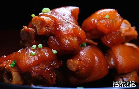 買豬蹄時，前腳和后腳口感差別大，方法教給你，可別買錯了