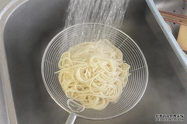 用掛面做炒面，不要煮過就炒，多加2步，不坨不粘鍋，根根分明