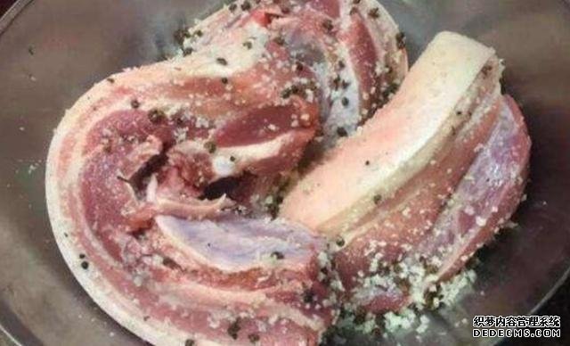 腌制臘肉除了放鹽，還要多加“2種調(diào)料”，這樣做出的臘肉更入味
