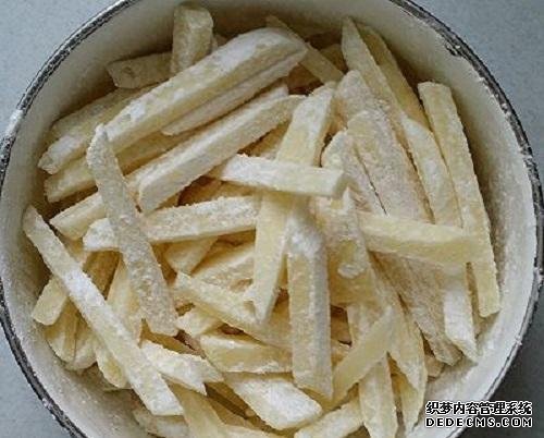 炸薯條時，土豆最忌焯水直接炸，多加這1步，薯條香脆不回軟