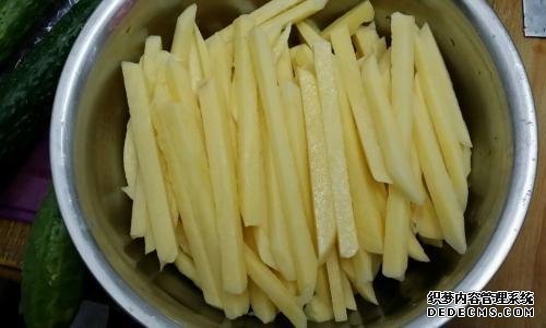 炸薯條時，土豆最忌焯水直接炸，多加這1步，薯條香脆不回軟