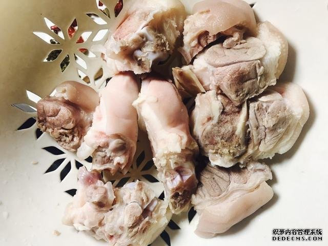黃豆?fàn)F豬腳這樣做，豬腳不腥還軟綿，香糯又美味，一鍋都不夠吃