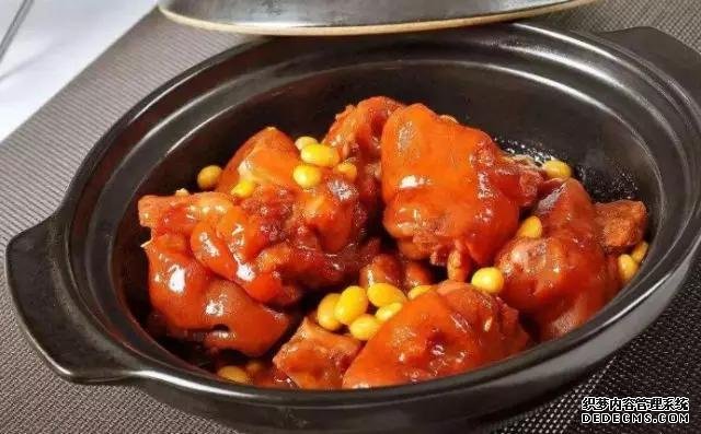 黃豆?fàn)F豬腳這樣做，豬腳不腥還軟綿，香糯又美味，一鍋都不夠吃