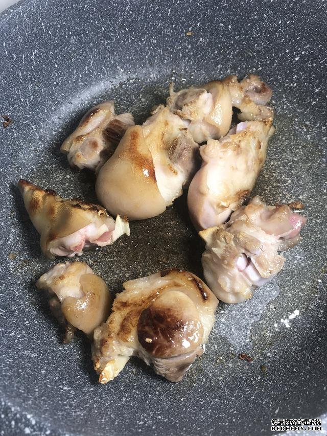 黃豆?fàn)F豬腳這樣做，豬腳不腥還軟綿，香糯又美味，一鍋都不夠吃