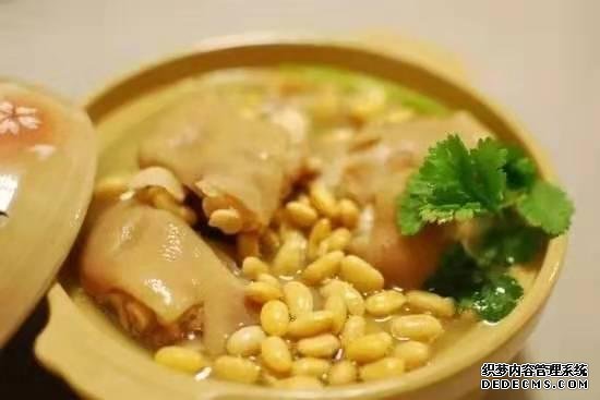 黃豆?fàn)F豬腳這樣做，豬腳不腥還軟綿，香糯又美味，一鍋都不夠吃