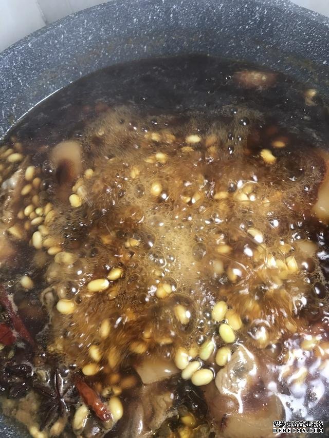 黃豆?fàn)F豬腳這樣做，豬腳不腥還軟綿，香糯又美味，一鍋都不夠吃