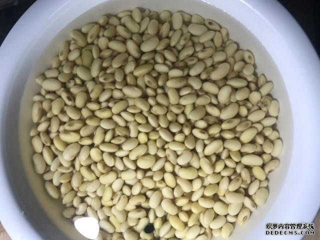 黃豆?fàn)F豬腳這樣做，豬腳不腥還軟綿，香糯又美味，一鍋都不夠吃