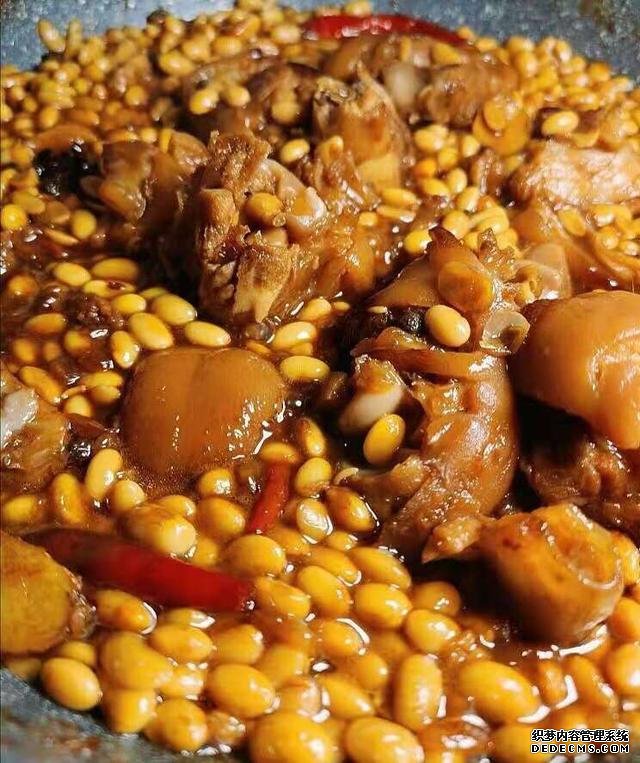 黃豆?fàn)F豬腳這樣做，豬腳不腥還軟綿，香糯又美味，一鍋都不夠吃