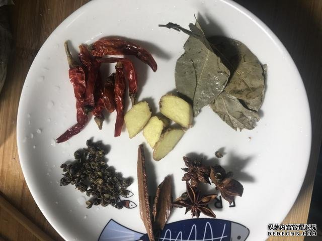 黃豆?fàn)F豬腳這樣做，豬腳不腥還軟綿，香糯又美味，一鍋都不夠吃