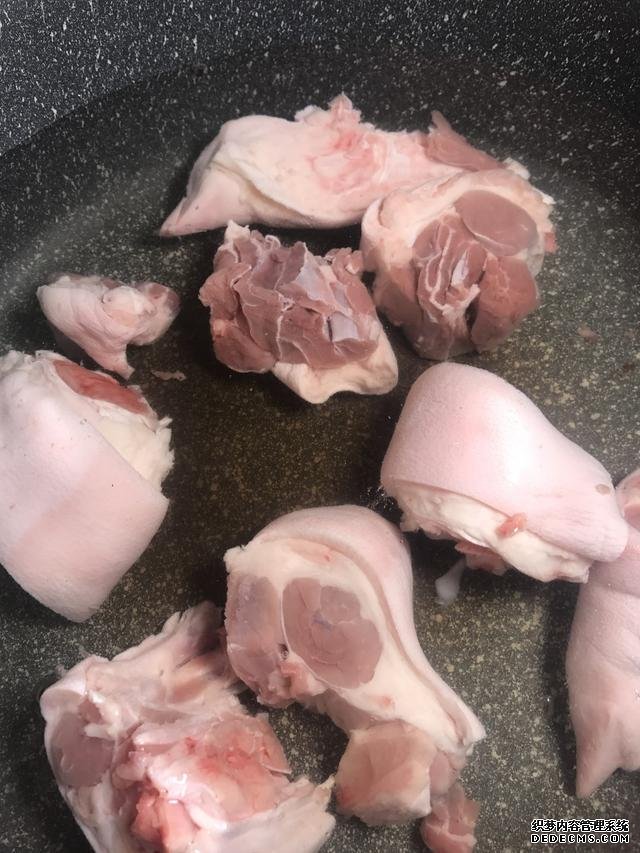 黃豆?fàn)F豬腳這樣做，豬腳不腥還軟綿，香糯又美味，一鍋都不夠吃
