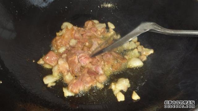 花菜燒肉做法，色香味俱全，能讓你多吃幾碗飯