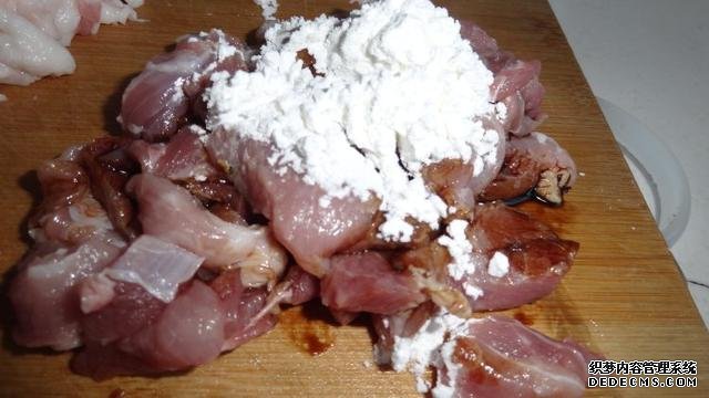 花菜燒肉做法，色香味俱全，能讓你多吃幾碗飯
