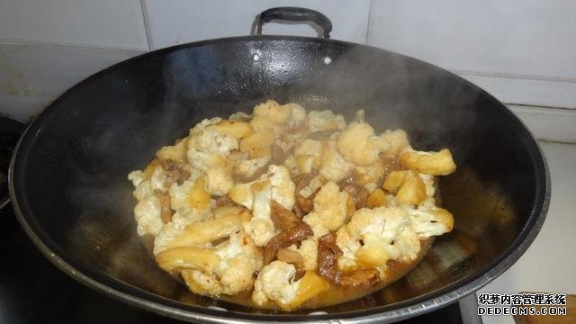 花菜燒肉做法，色香味俱全，能讓你多吃幾碗飯
