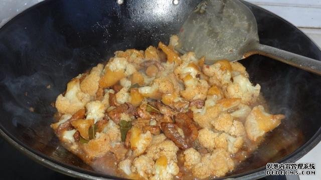 花菜燒肉做法，色香味俱全，能讓你多吃幾碗飯