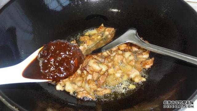 花菜燒肉做法，色香味俱全，能讓你多吃幾碗飯