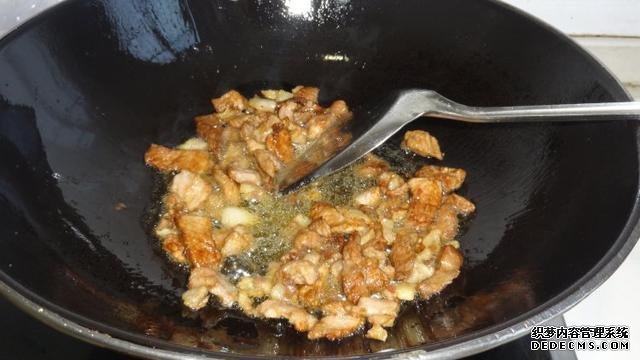 花菜燒肉做法，色香味俱全，能讓你多吃幾碗飯