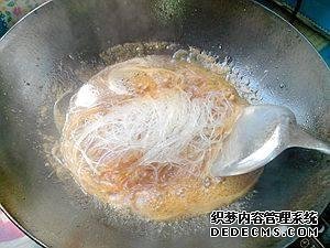 雜蔬肉末炒粉絲最好吃的做法，脆爽Q彈不粘鍋，色香味俱全