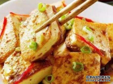 雞蛋肉末炒豆腐、臘味燜飯、辣炒脆骨這幾道家常菜的做法