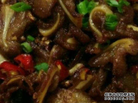 雞蛋肉末炒豆腐、臘味燜飯、辣炒脆骨這幾道家常菜的做法