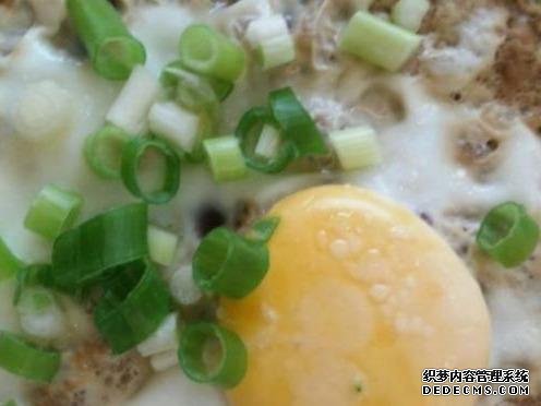 雞蛋肉末炒豆腐、臘味燜飯、辣炒脆骨這幾道家常菜的做法