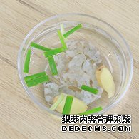 步驟圖:蝦仁放入蔥姜水中，浸泡10分鐘去腥。把姜片、蔥段放