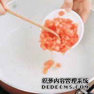步驟圖:鍋中倒入番茄丁，翻炒出汁，大約需要5分鐘。每個(gè)爐灶