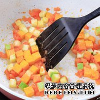 步驟圖:接著倒入西葫蘆丁和南瓜丁，翻炒變軟，大約12分鐘。