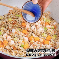 步驟圖:最后倒入鹽，用鏟子翻炒入味。
