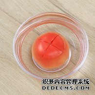 步驟圖:番茄用刀劃十字，放入開水中浸泡10分鐘。番茄開水浸