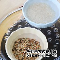 步驟圖:藜麥中加入40毫升清水，大米中加入60毫升清水，冷