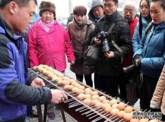 下崗大叔賣“天價”雞蛋，十元1串，食客：吃完一口還想第二口