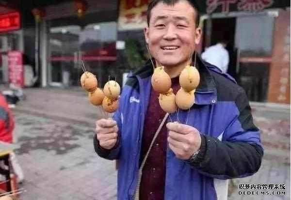 下崗大叔賣“天價”雞蛋，十元1串，食客：吃完一口還想第二口