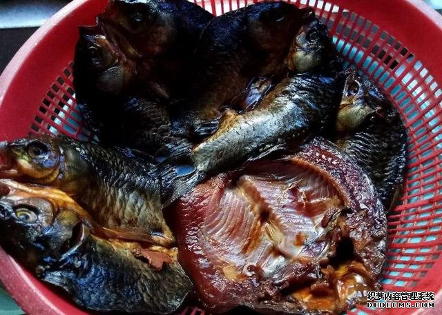 鯽魚(yú)我只服這樣做，稍微腌制風(fēng)干，做好一次可以吃上半年