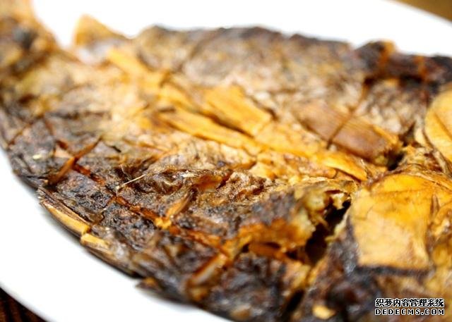 鯽魚(yú)我只服這樣做，稍微腌制風(fēng)干，做好一次可以吃上半年