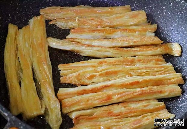 小孩愛吃辣條，教你動(dòng)手在家做，吃的放心還營養(yǎng)，我家一做一大盤