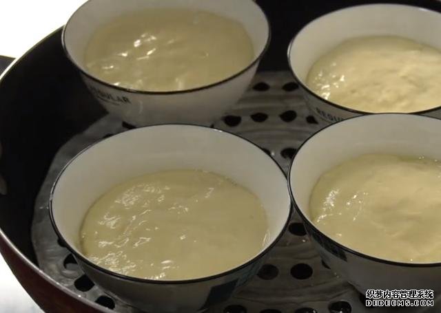 教你用4個(gè)小碗做發(fā)糕，筷子攪一攪，手不沾面，比吃面包還過癮