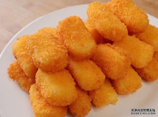2盒牛奶，2個雞蛋，你想不到的做法，香酥鮮嫩，比炸香蕉還好吃