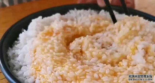 大米換種新吃法，打入兩個(gè)雞蛋，不煮飯不熬粥，出鍋孩子超愛(ài)吃