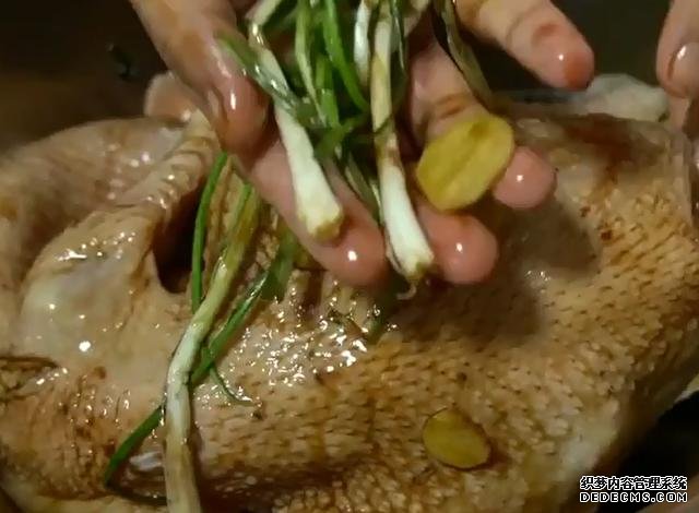 一整只雞丟進(jìn)電飯煲，不加水不用油，鮮嫩多汁，營(yíng)養(yǎng)美味又簡(jiǎn)單