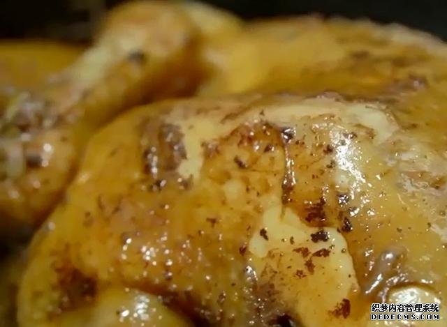 一整只雞丟進(jìn)電飯煲，不加水不用油，鮮嫩多汁，營(yíng)養(yǎng)美味又簡(jiǎn)單